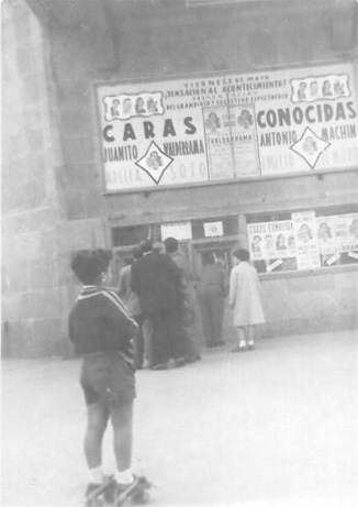 Emilio Jr. ante el Teatro de la Coruña