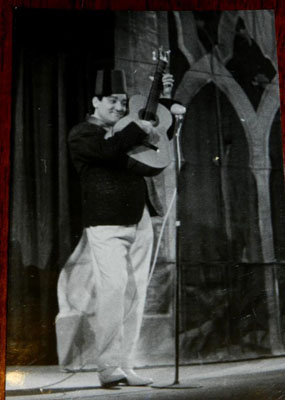 Emilio el Moro actuando