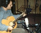 Miguel grabando las acústicas