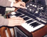 Miguel jugando con el mini-MOOG